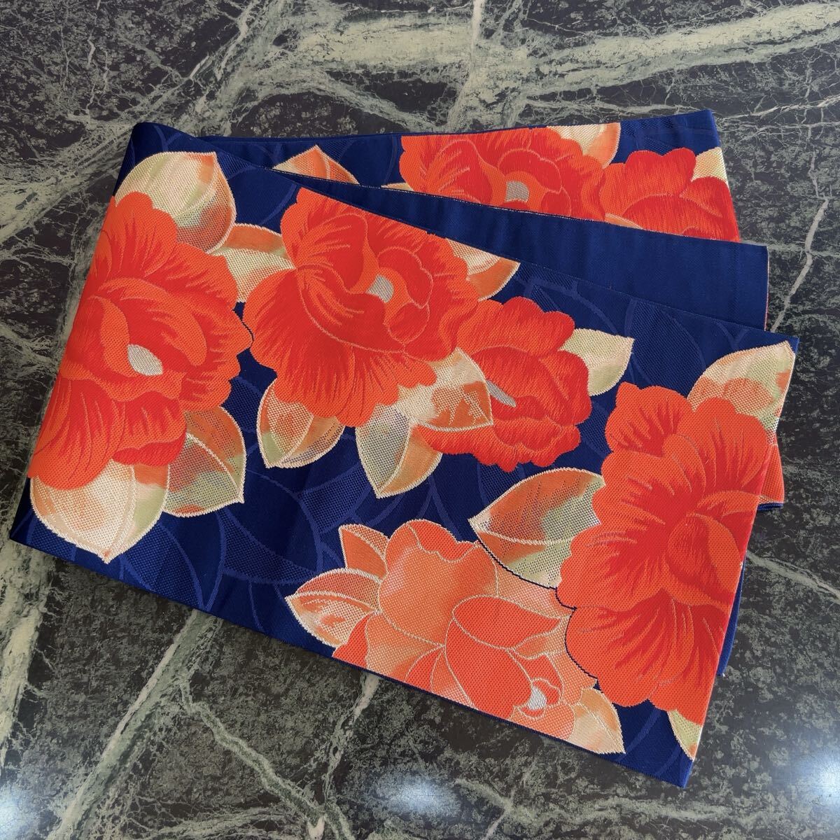 【美品】名古屋帯 着物 和装 和服 花柄 紺色 青 オレンジ リメイク 昭和レトロ拍卖