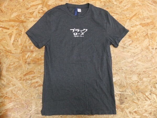 DIVIDED H&M エイチアンドエム レディース ブラックローズタトゥー 和柄 鯉 プリント Tシャツ チャコール サイズS拍卖