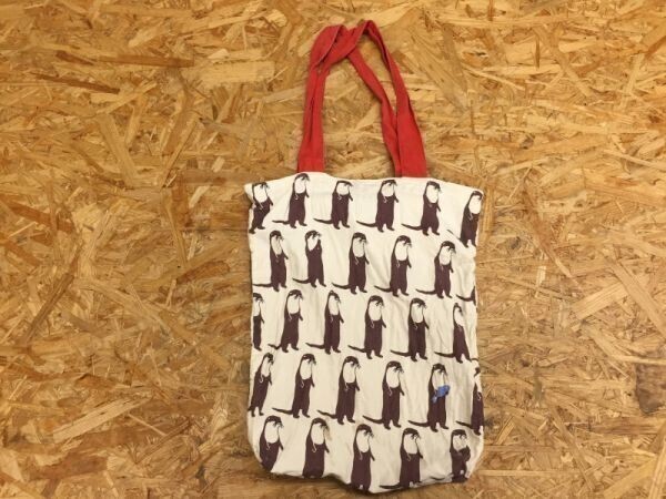 フレンズヒル トートバッグ レディース アニマル 可愛い カワウソ 総柄 よく見ると1匹だけ魚を… ベージュ拍卖