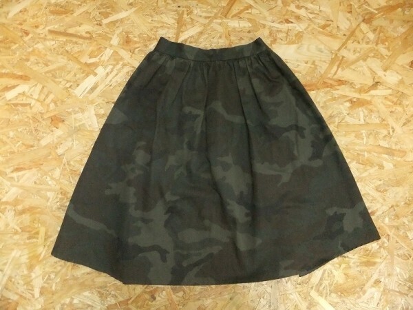 URBAN RESEARCH DOORS アーバンリサーチ レディース 迷彩 カモフラ すっきり見え 半分ウエストゴム ギャザー フレア ミディスカート カーキ拍卖
