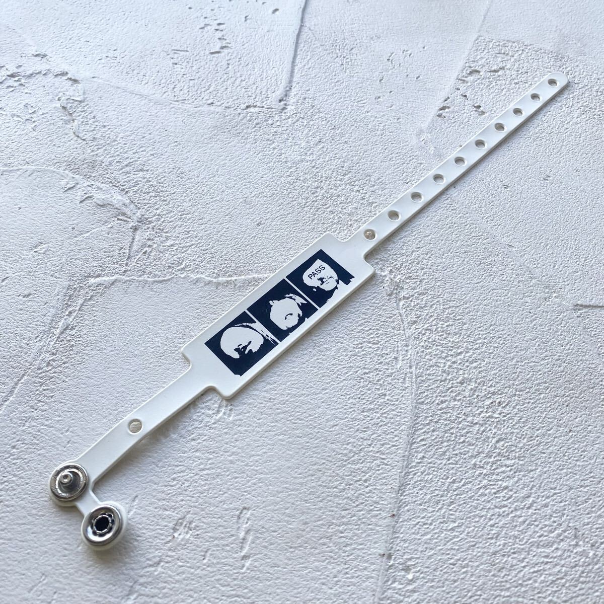 【新品未使用 アンダーカバー UNDERCOVERISM 2006SS T期 リストバンド 白 ブレスレット ライブパス フェス 架空バンド JUN TAKAHASHI】拍卖