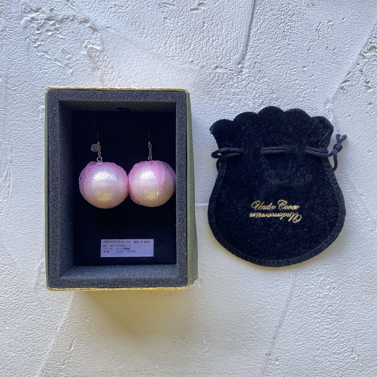 【新品未使用 アンダーカバー UNDERCOVER シルク × ユリア樹脂 パール ピアス JUN TAKAHASHI JONIO 保存箱付き】拍卖