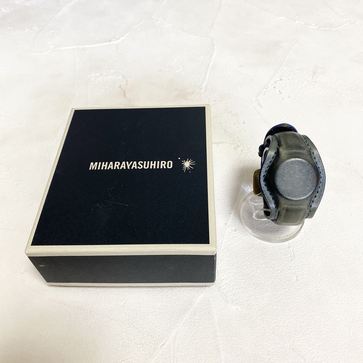 【希少 ミハラヤスヒロ MIHARA YASUHIRO 炙り出し キップレザー ブレスレット バングル BLUE 日本製 39897000-0 三原康裕 美品】拍卖