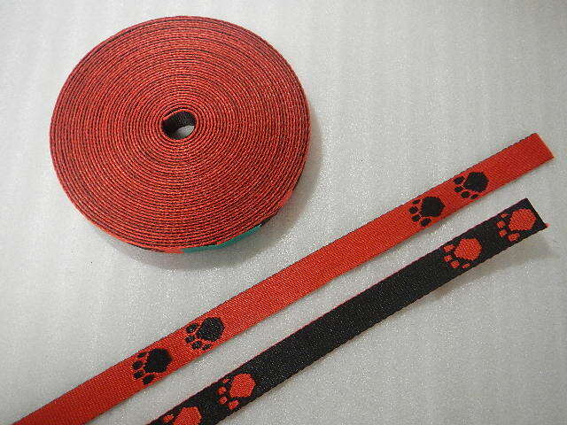 ステッチテープ 化学繊維だと思います。 幅約2cm 厚さ約2mm 長さ 8m 赤黒 側面汚れあります。拍卖