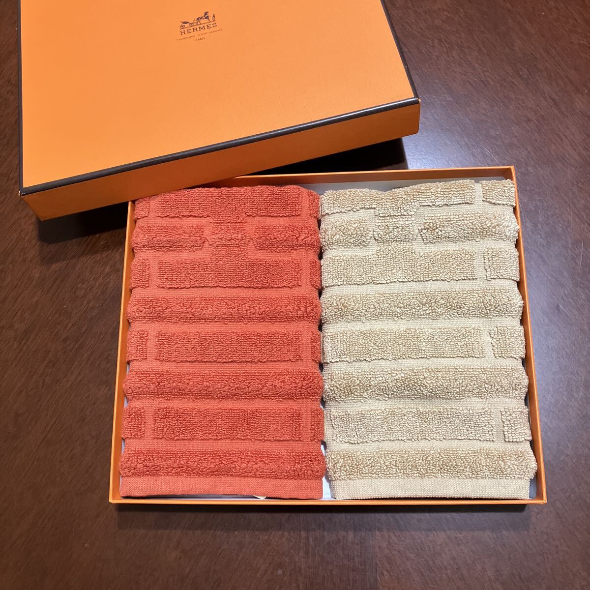 HERMES エルメス ハンドタオル 2枚セット ロゴ柄 オレンジ ベージュ 31×32㎝ タグ付き 未使用拍卖