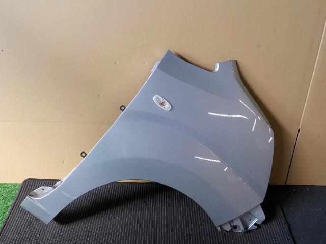ムーヴ LA150S 右フロントフェンダー S28/銀【個人宅宛発送不可】拍卖