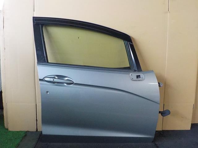 フィット GK3 右フロントドア NH823M/銀【個人宅宛発送不可】拍卖