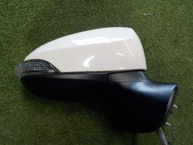 カローラアクシオ NRE161 右サイドミラー 040/白拍卖