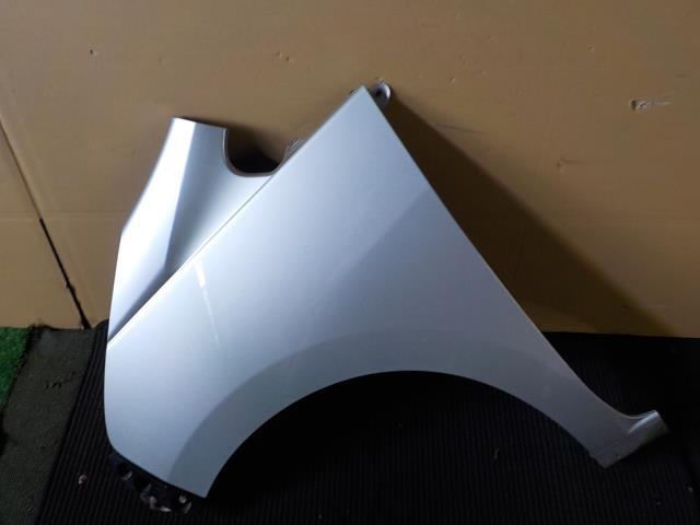 ムーヴカスタム LA100S 左フロントフェンダー S28/銀【個人宅宛発送不可】拍卖