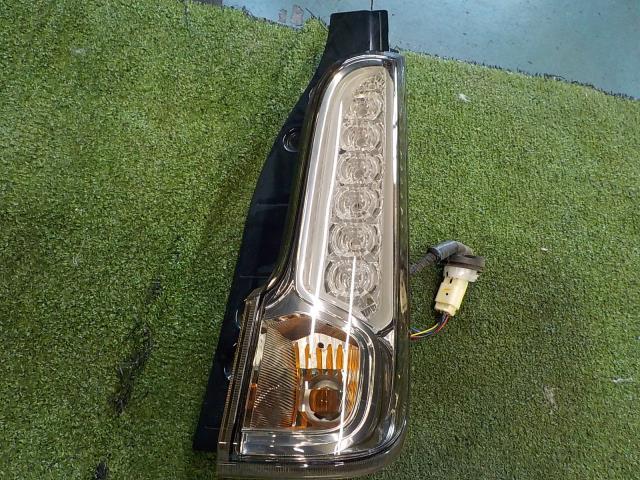 スペーシアカスタム MK42S 右テールランプ 外側コンビランプ拍卖