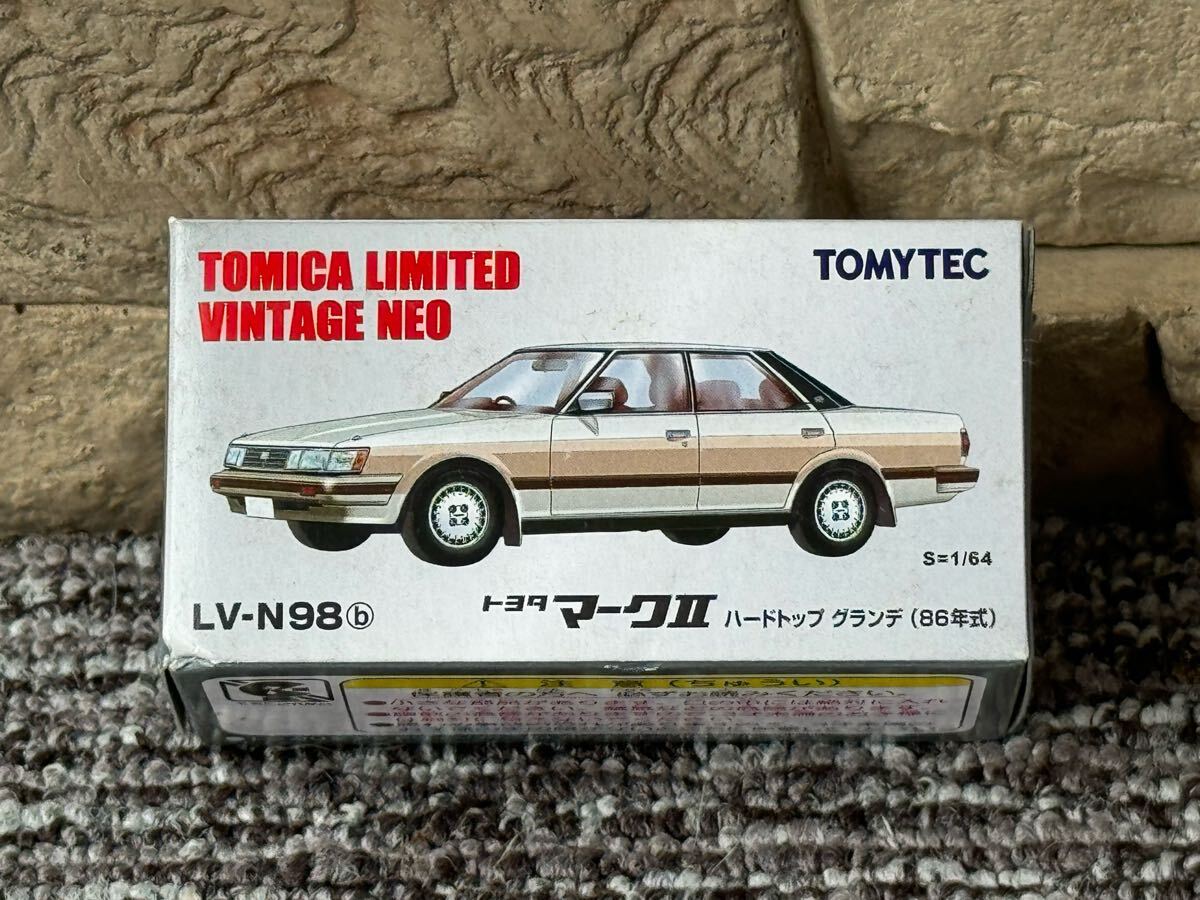 新品 未開封 LV-N98b マークII グランデ (白/ベージュ) (1/64スケール トミカリミテッドヴィンテージNEO 274858)拍卖