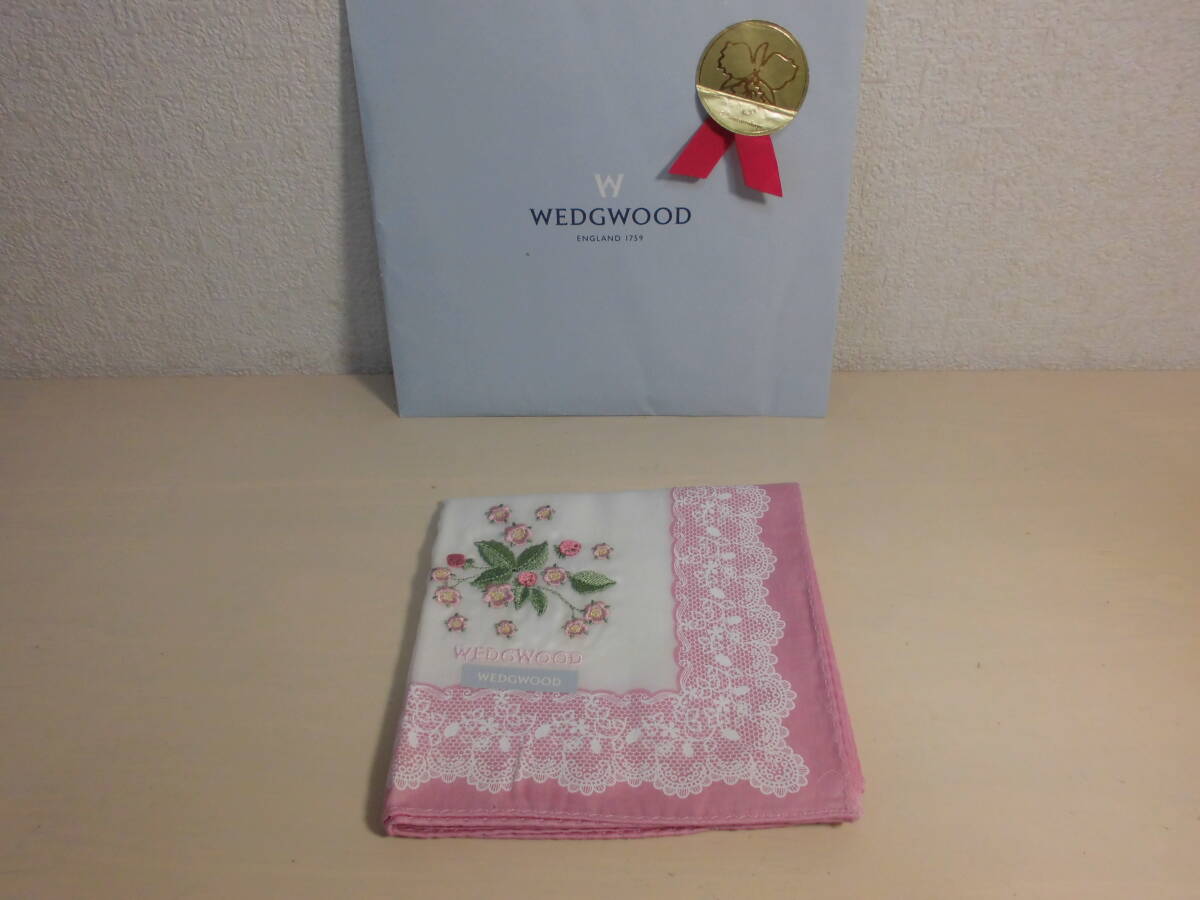 送料140円~ WEDGWOOD ウェッジウッド 大判ハンカチ ワイルドストロベリー刺繍 ポケットチーフ ブルーミング中西 日本製 no251005拍卖