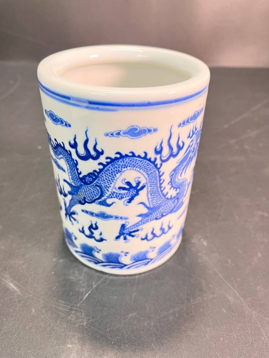 中国 景徳鎮製 龍 筆筒 10×10×14.5㎝ 484g 古玩 古美術 書道用具 書道具 文房具 花瓶 陶器 (14868)拍卖