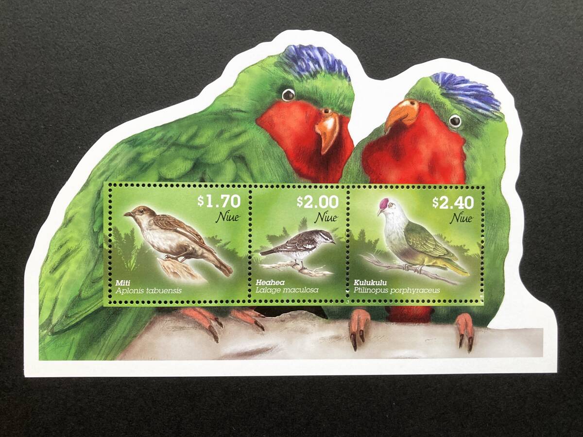 外国切手: ニウエ切手 「鳥(トリ)」(ズアオムスメインコ ほか)変形 小型シート 未使用拍卖