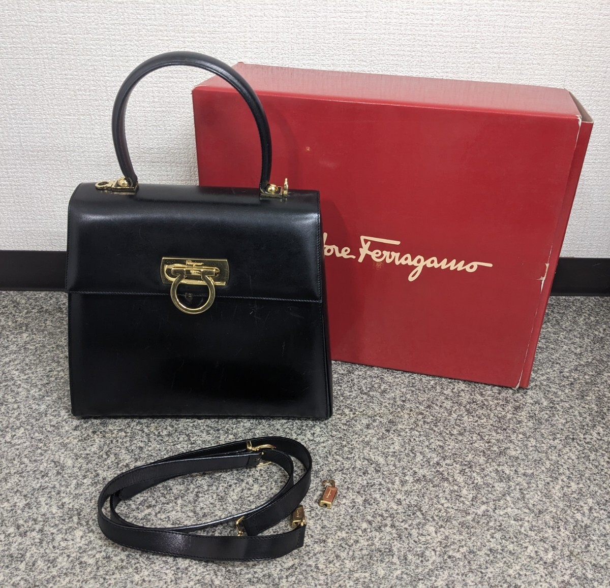 フェラガモ salvatore Ferragamo ガンチーニ レザーハンドバッグ ショルダー破損 中古品拍卖
