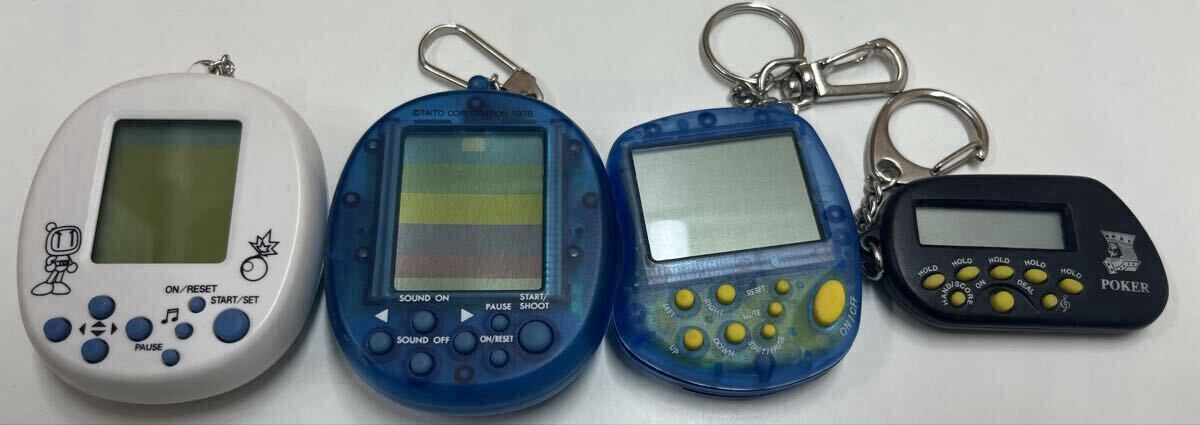 ジャンク品 携帯ゲーム ボンバーマンたまごっち スペースインベーダー デジタルペットゲーム ポーカーゲーム 4点セットキーホルダー拍卖
