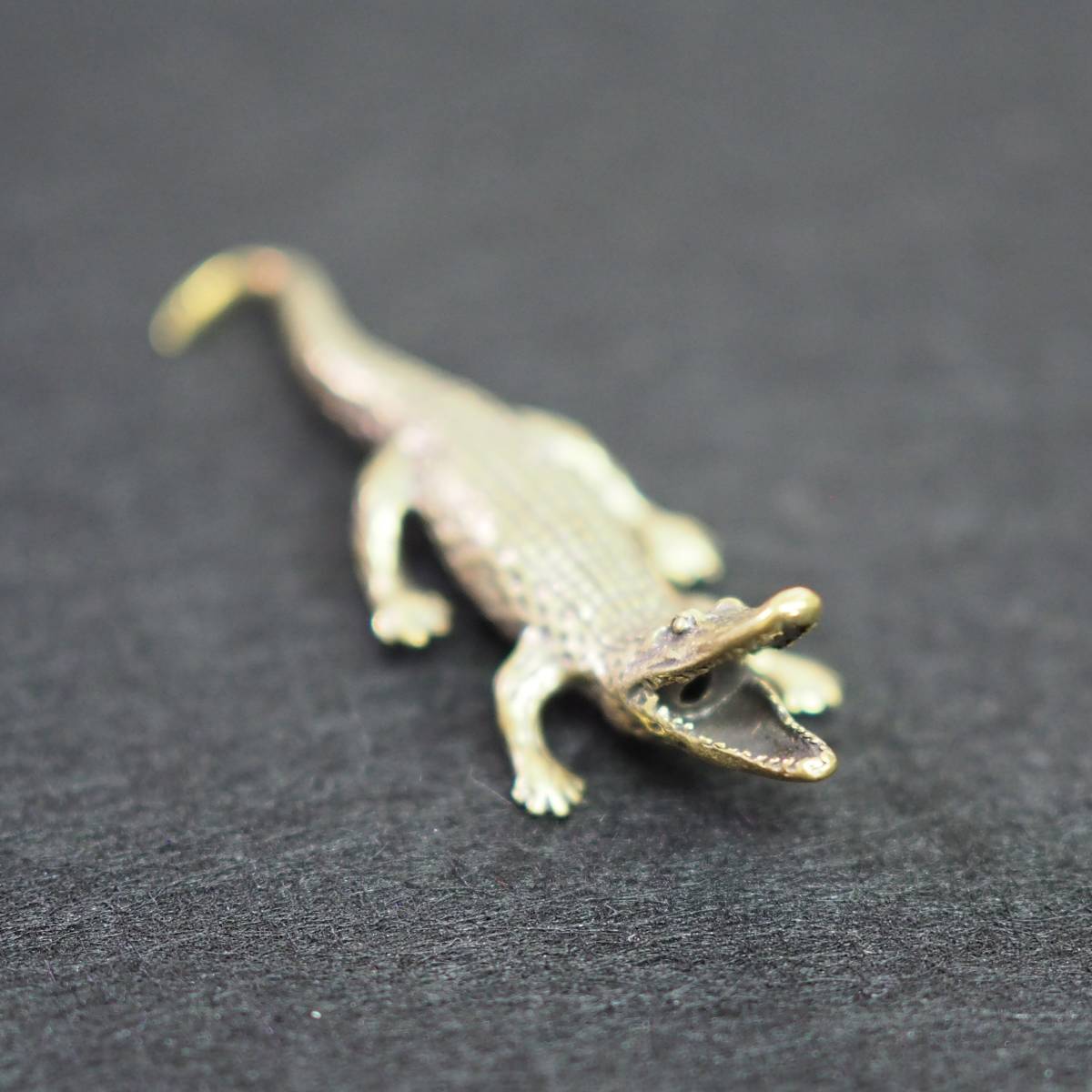 真鍮 ワニ 鰐 クロコダイル イリエワニ ブラス 金運 brass 置物 アクセサリー フィギュア 文鎮 商売繁盛 風水拍卖