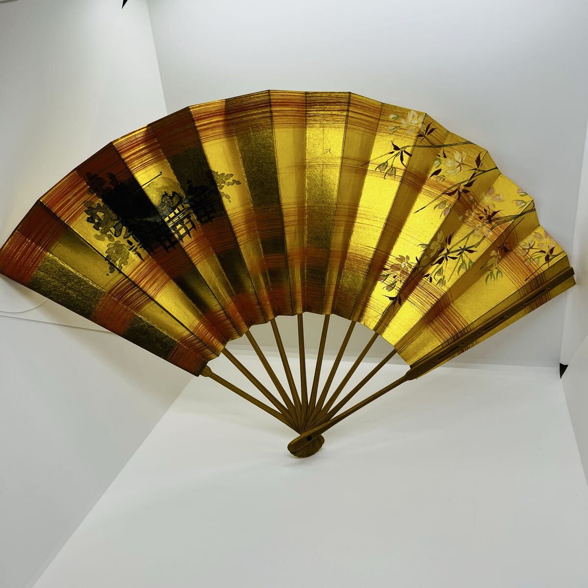 【美品】金地扇子 日本画調 舞扇 装飾用 美品 日本舞踊 和装小物 金色 せんす拍卖
