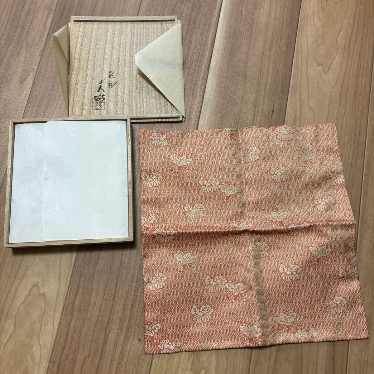 【売切御免】 茶道具 帛紗 ふくさ 和装小物 古帛紗 亀甲彫紐巴 共箱付き拍卖