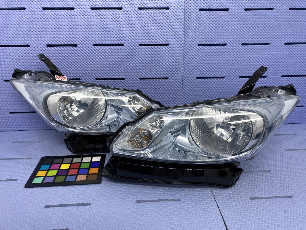 2592 * フリード GB3 ヘッドライト 左右 セット ハロゲン レベ付 コイト 100-62053 拍卖