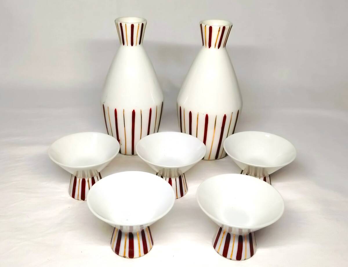 これからの季節に 徳利2つと御猪口5つのセット 昭和レトロな柄拍卖