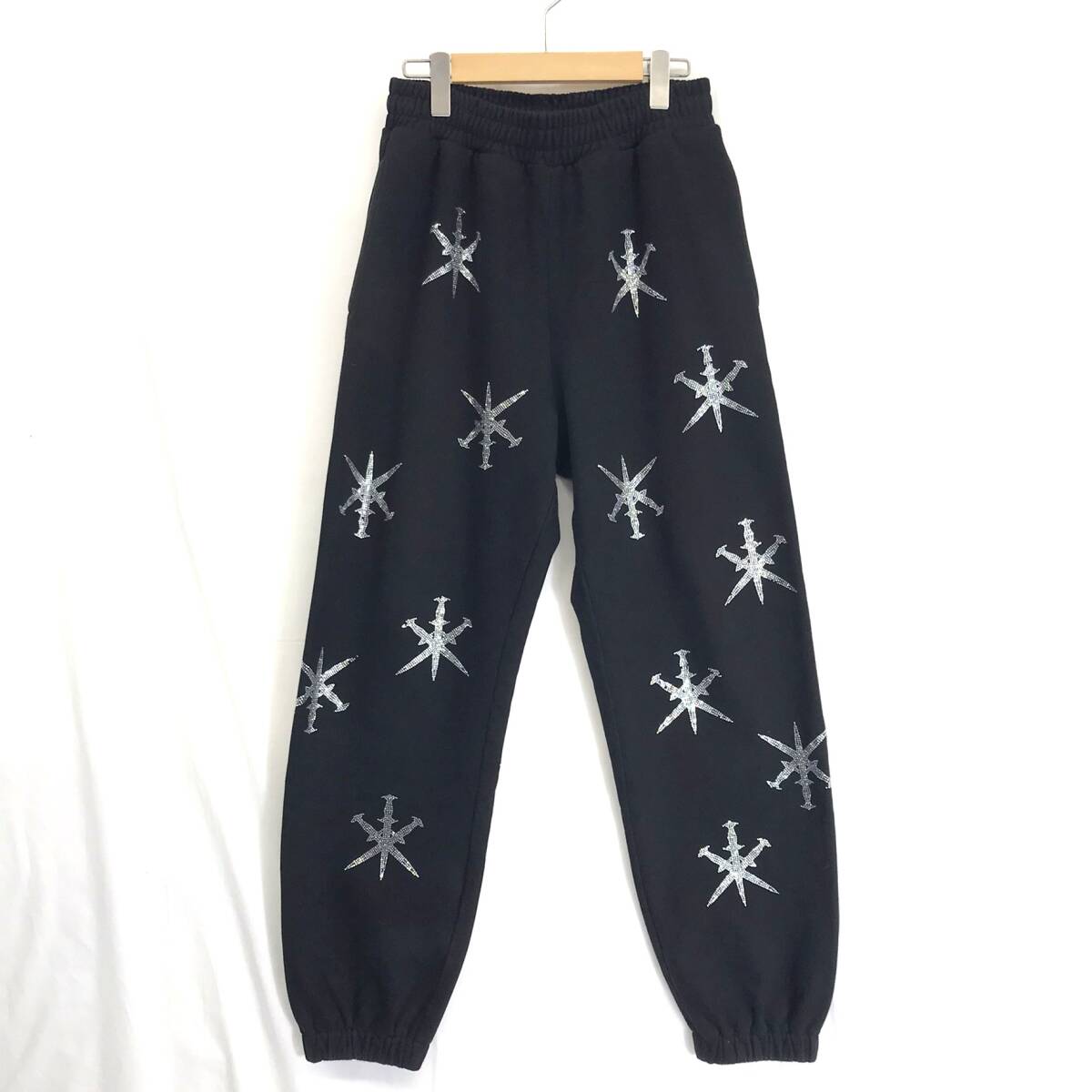 KZ8768★unknown : ラインストーン ロゴ刺繍 ワイドスウェットパンツ★S★黒 ジョガーパンツ アンノウン拍卖