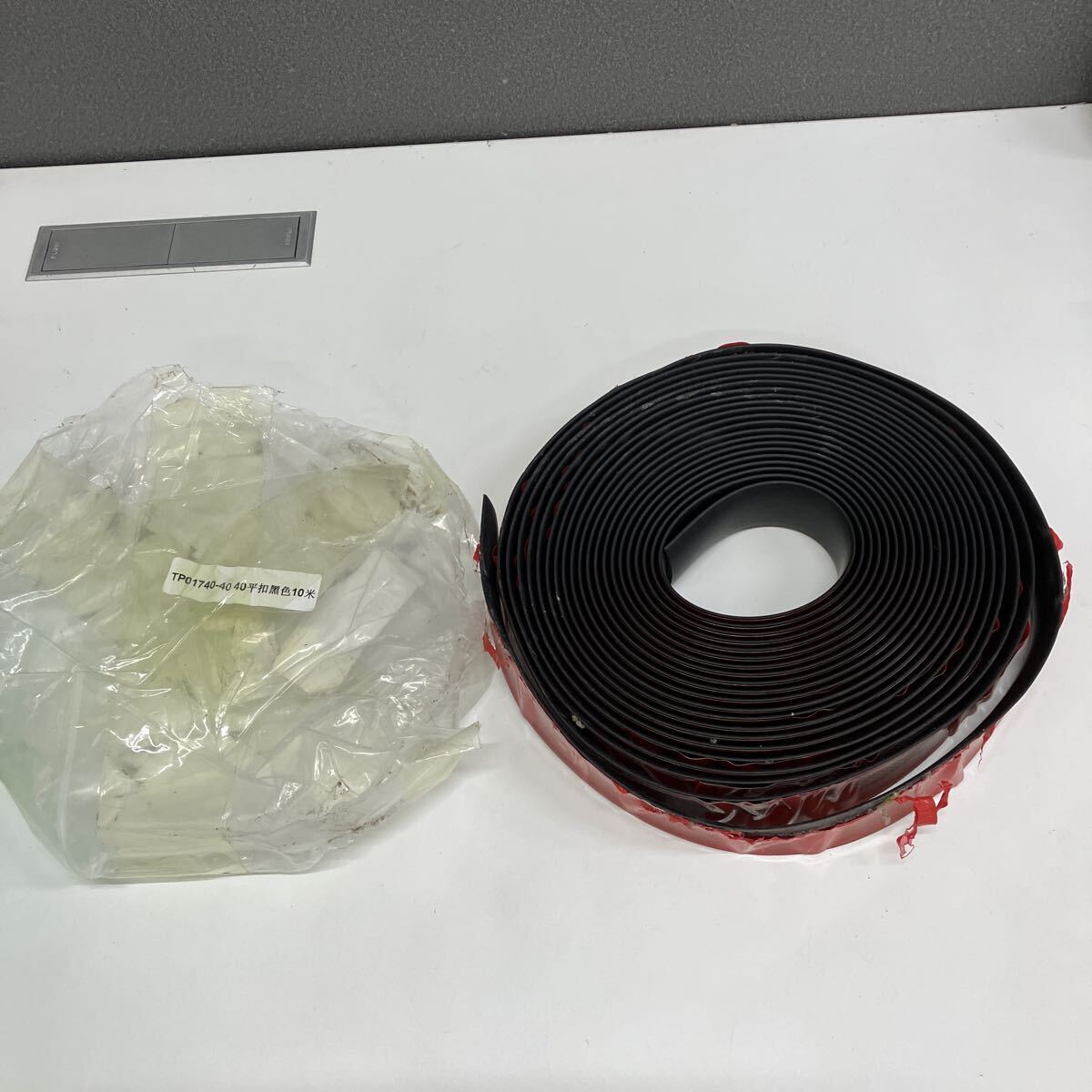 0710f0310 HARUMAKI フローリング補修テープ 隙間テープ 木目調 厚手 自己接着タイプ 強力粘着 幅4cm×厚さ4mm (ブラック, 長さ10m)拍卖