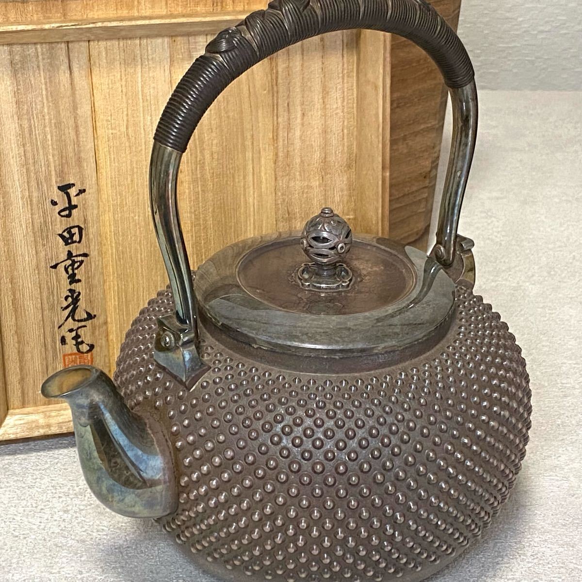 ☆平田重光 作 銀製霰湯沸 銀製 ざっくり重量約1050g 純銀/銀瓶/湯瓶/湯沸/急須 茶器 茶道具 名家蔵保管品 骨董 拍卖