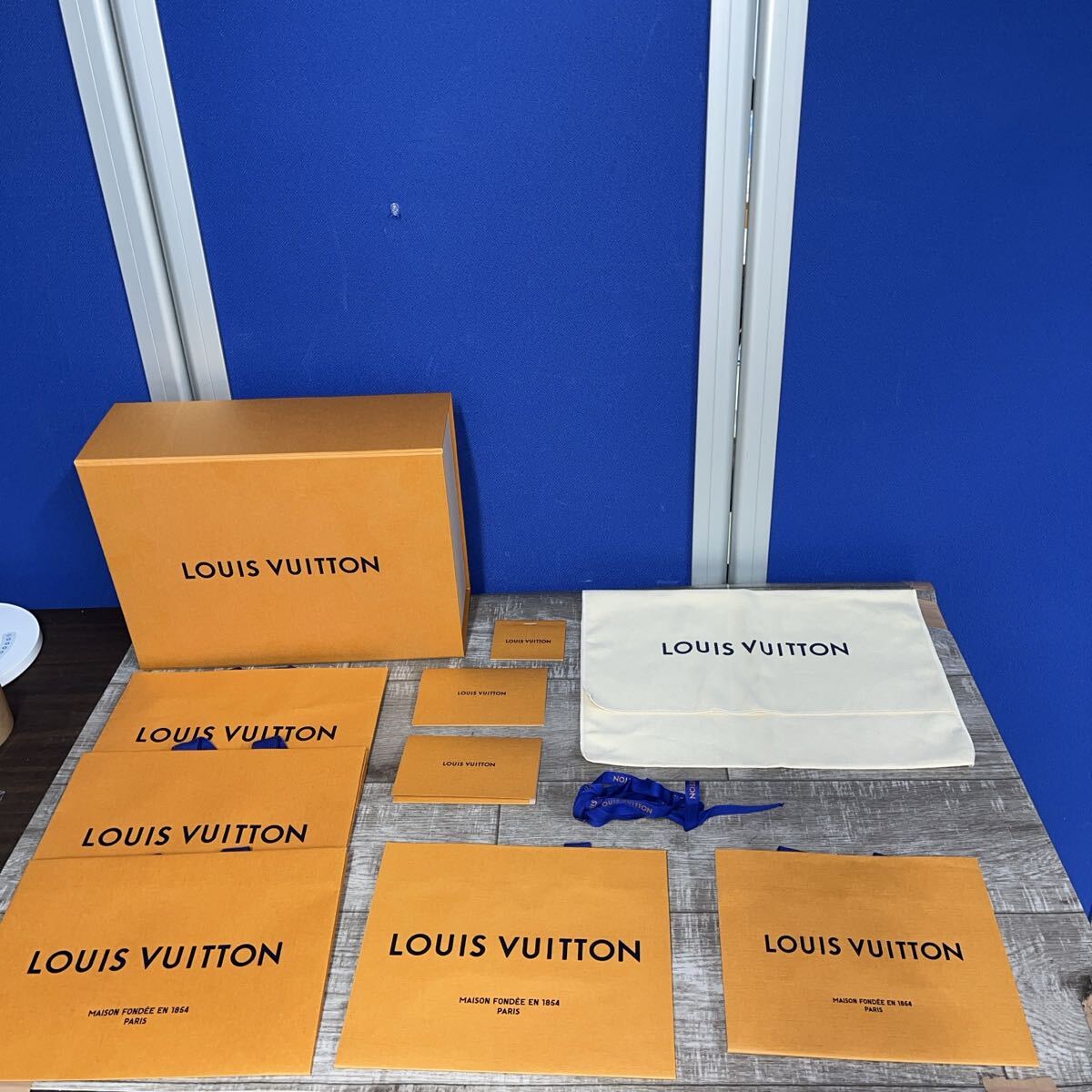 LOUIS ルイヴィトン 空箱1箱、保存袋1枚、紙袋5枚、カード入れ3個、リボン まとめ売り拍卖