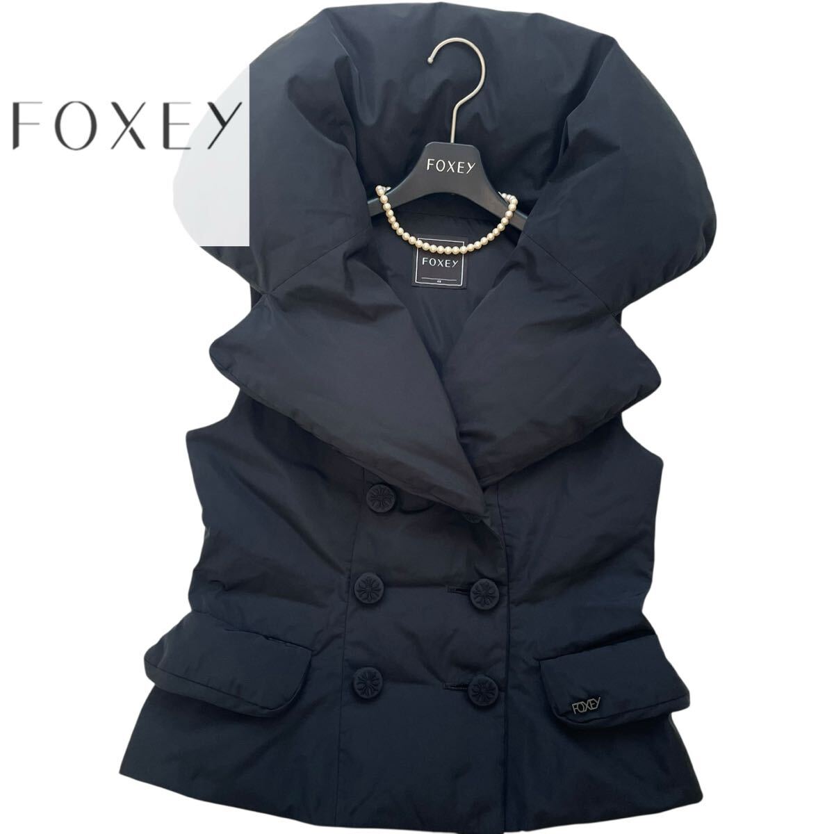 ◆超美品◆フォクシー◆FOXEY 40サイズ メタルロゴプレート☆ビッグショールカラーダウンベスト コート ブラック 大人のきれいめスタイル♪拍卖