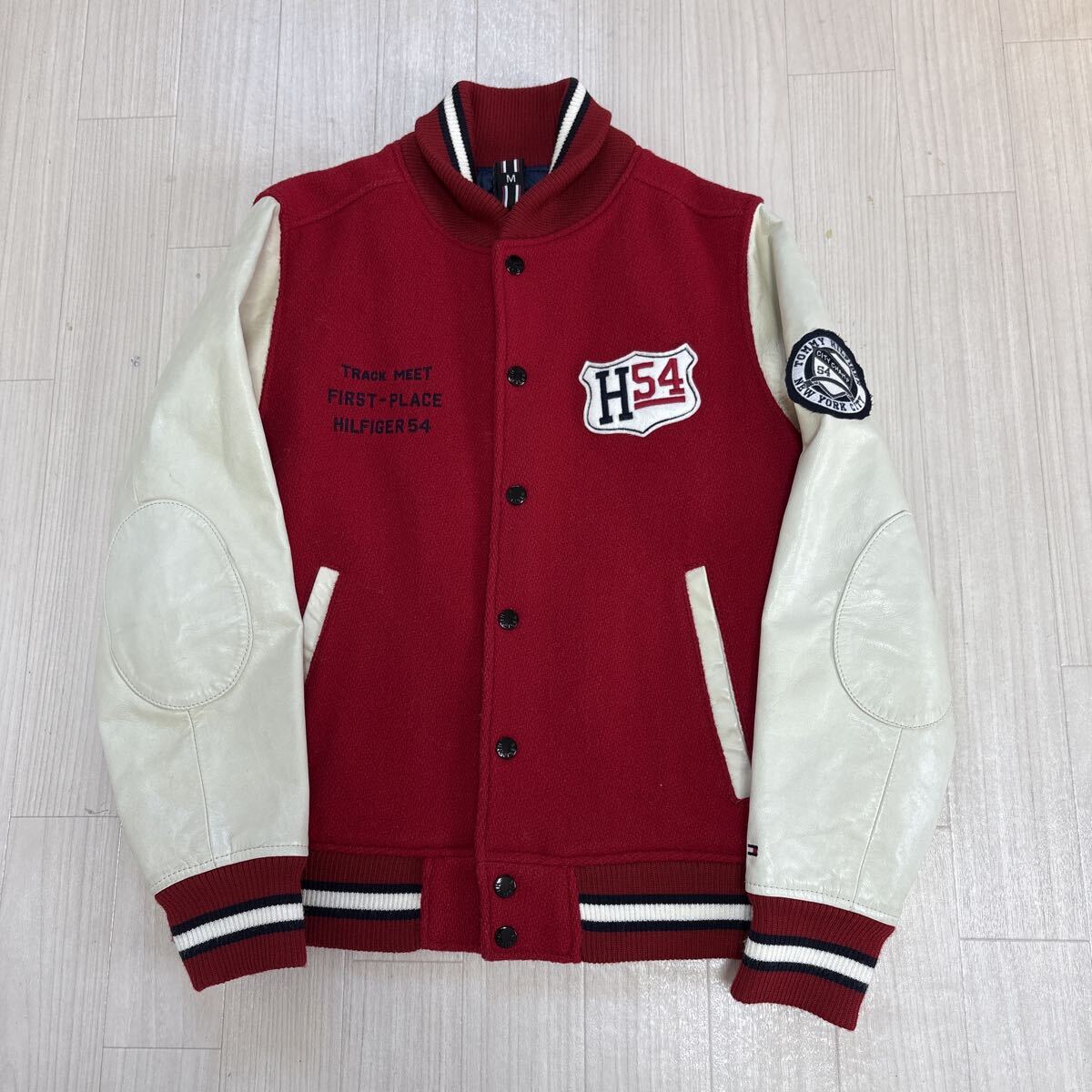 TOMMY HILFIGER トミーヒルフィガー スタジャン アメカジ ブルゾン ワッペン ウール 袖レザー 赤色 レッド メンズ サイズM拍卖
