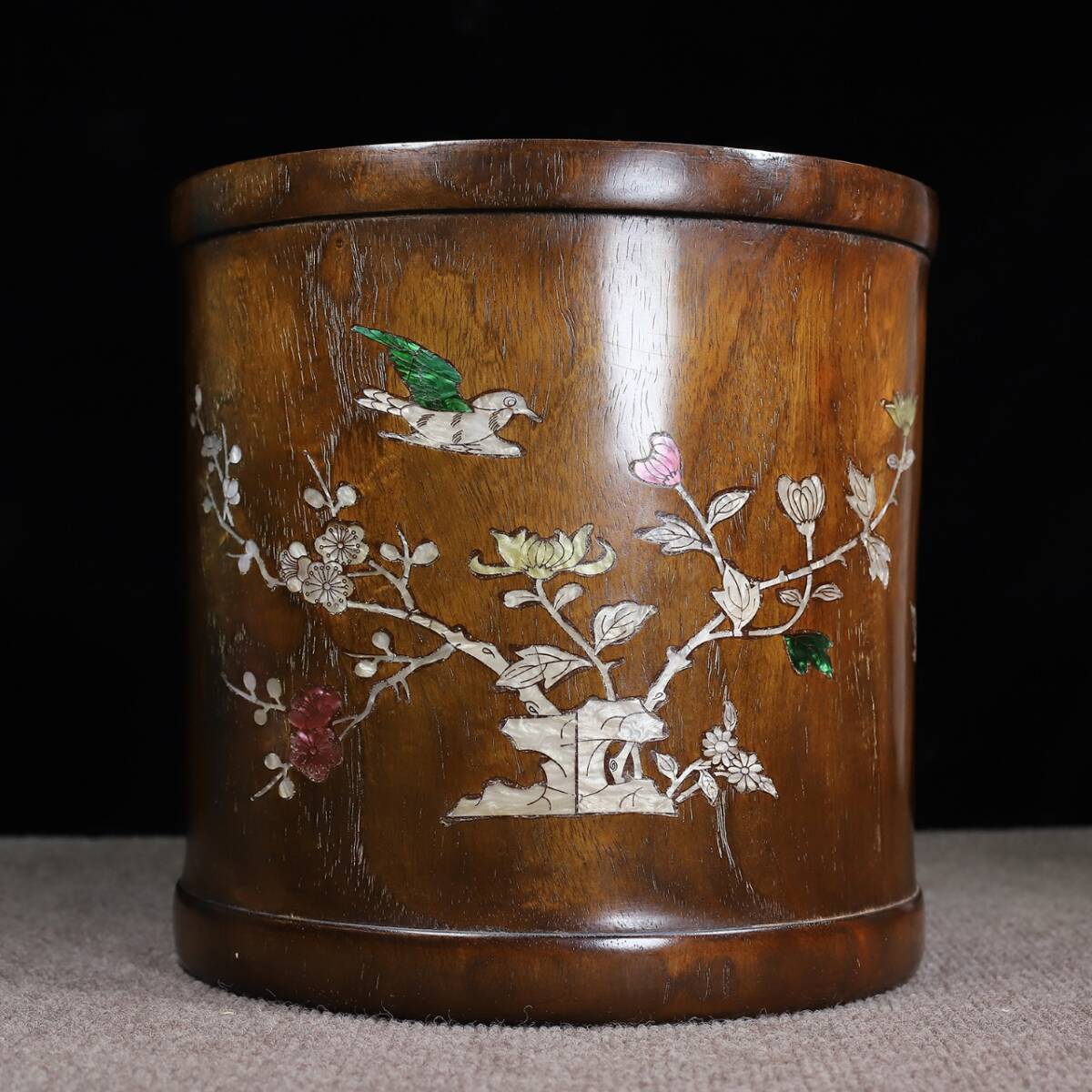 早期收集 旧藏 乾隆年製 古花梨木彫 嵌彩貝 鳥踏花枝 筆筒 筆笠 文房具 文案 置物 時代物 骨董品 旧家蔵出し 唐物 中国古玩 古美術品拍卖