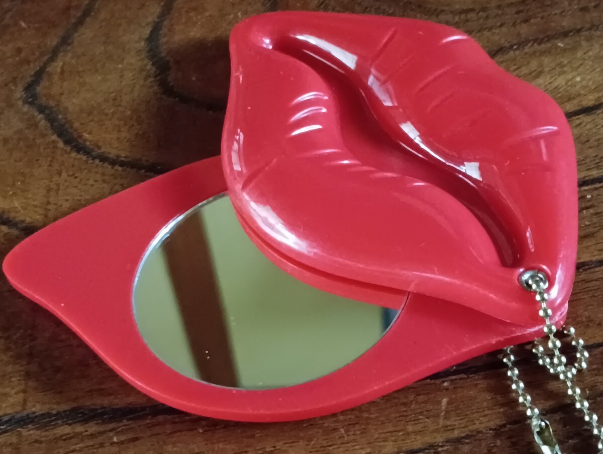 BETSEY JOHNSON / ベッツィ・ジョンソン〜リップ型コンパクトミラー(チャーム)拍卖