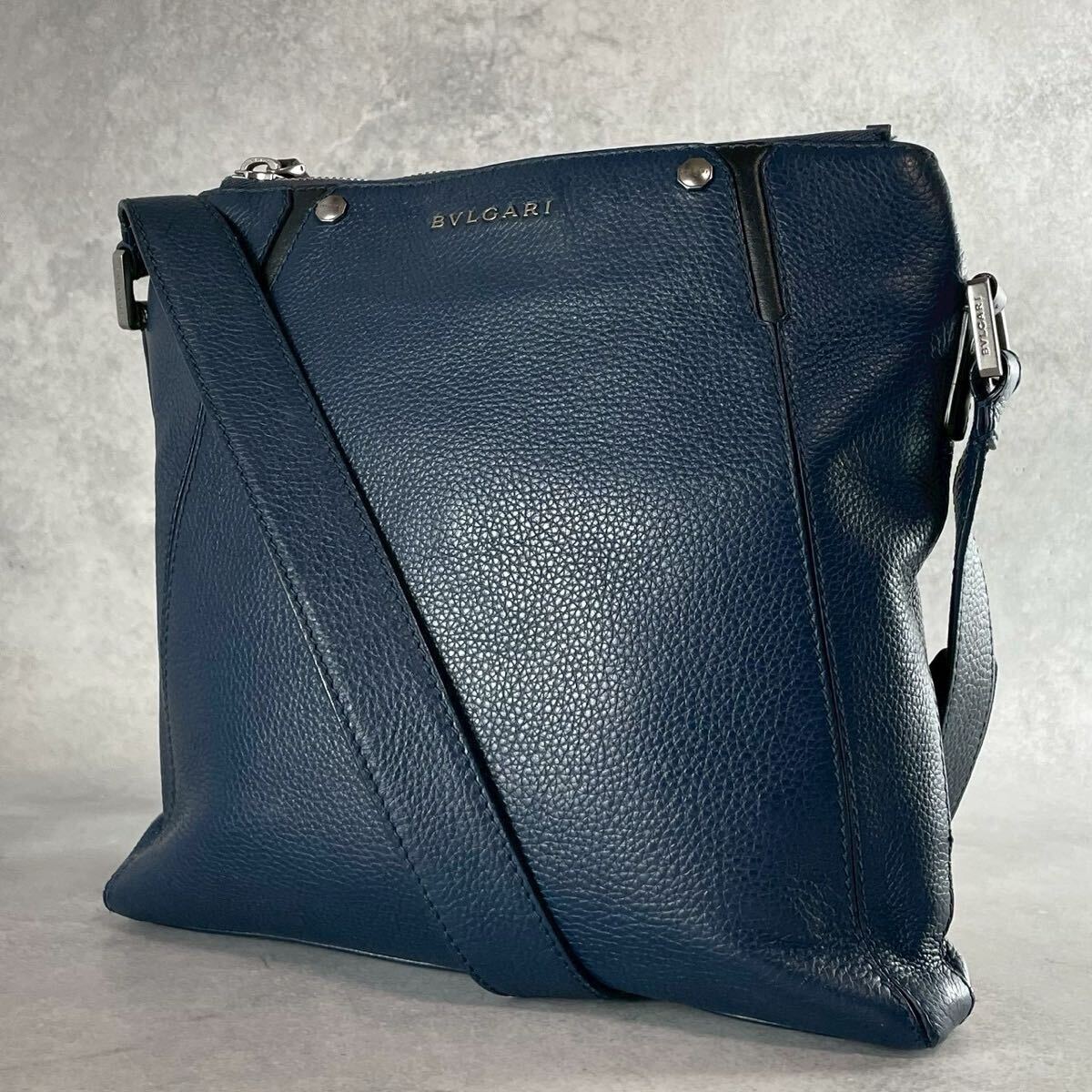 【美品】BVLGARI ブルガリ ショルダー バッグ メンズ ビジネス オクト ロゴ 金具 ボディ サコッシュ レザー 本革 ネイビー 斜めがけ拍卖