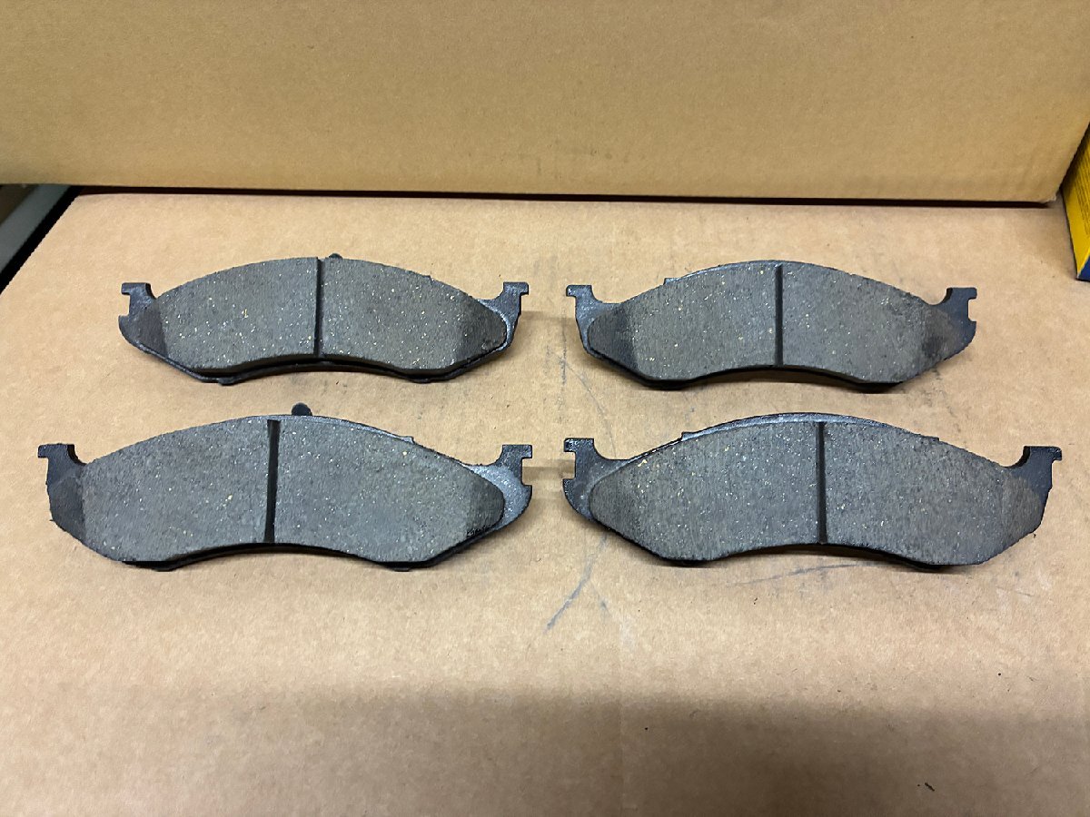 【新品・未使用品】 クライスラー純正フロントブレーキパッド ジープ・ラングラー(1990~2006年) (2AMV3058AA/1BP00310AA/V1010058AC)拍卖