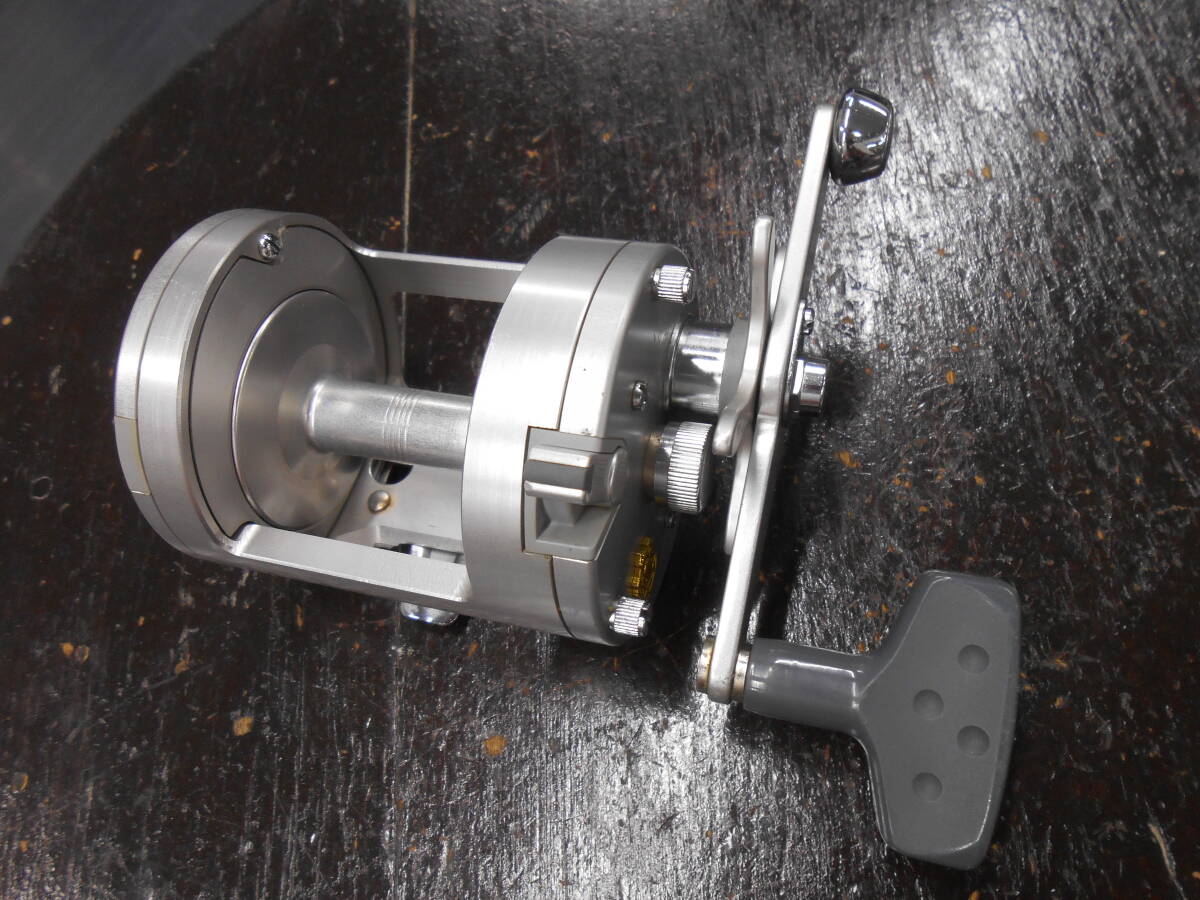 アブガルシア名機 両軸リール モラム7700CT 中古のお品です。磯カゴ遠投釣り、鯉、船釣りに最適。拍卖