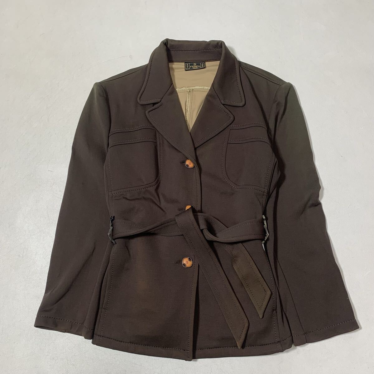 A フェンディ FENDI VINTAGE イタリア製 ストレッチ ジャージー ベルテッドジャケット 44 ブラウン レディース ロゴボタン 51024B拍卖