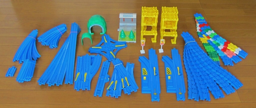 タカラトミー プラレール レール 部品数約55個 まがレール・自動ターンアウトレール・ストップレール・複線ポイントレール・ブロック橋脚等拍卖