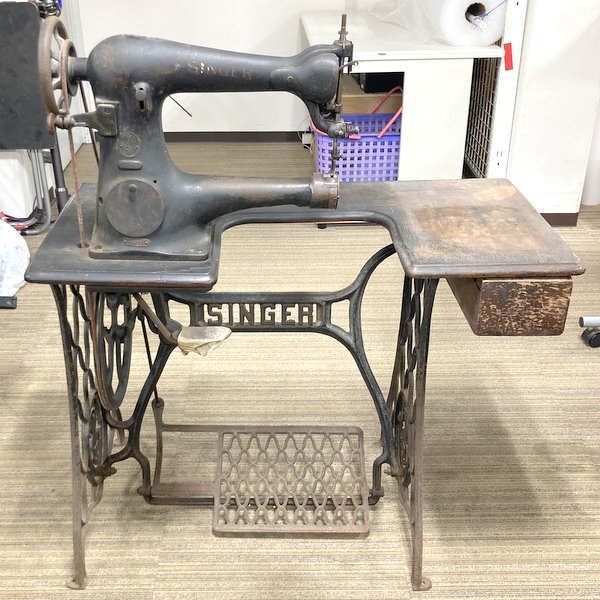 ジャンク シンガー SINGER 足踏みミシン 工業用 ミシン台付 18-2 アンティーク ヴィンテージ インテリア レトロ 返品不可 家財便 ≡DT6776拍卖