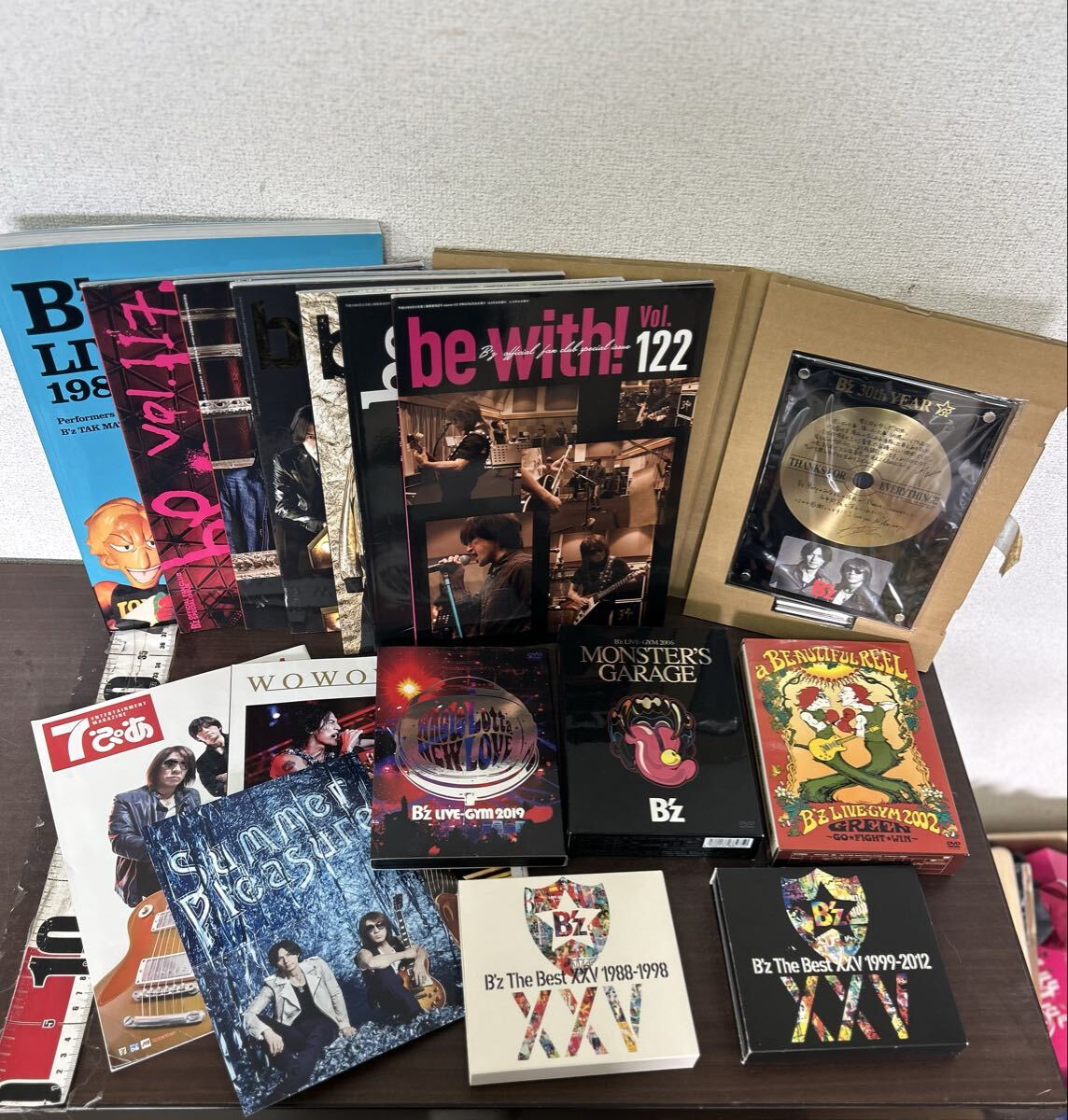 非売品 B'zグッズ16点まとめ売り 中古 DVD CD B'z LIVE GYM ベストアルバム 盾 be with! 会報 ファンクラブ 稲葉浩志 松本孝弘/G-3拍卖
