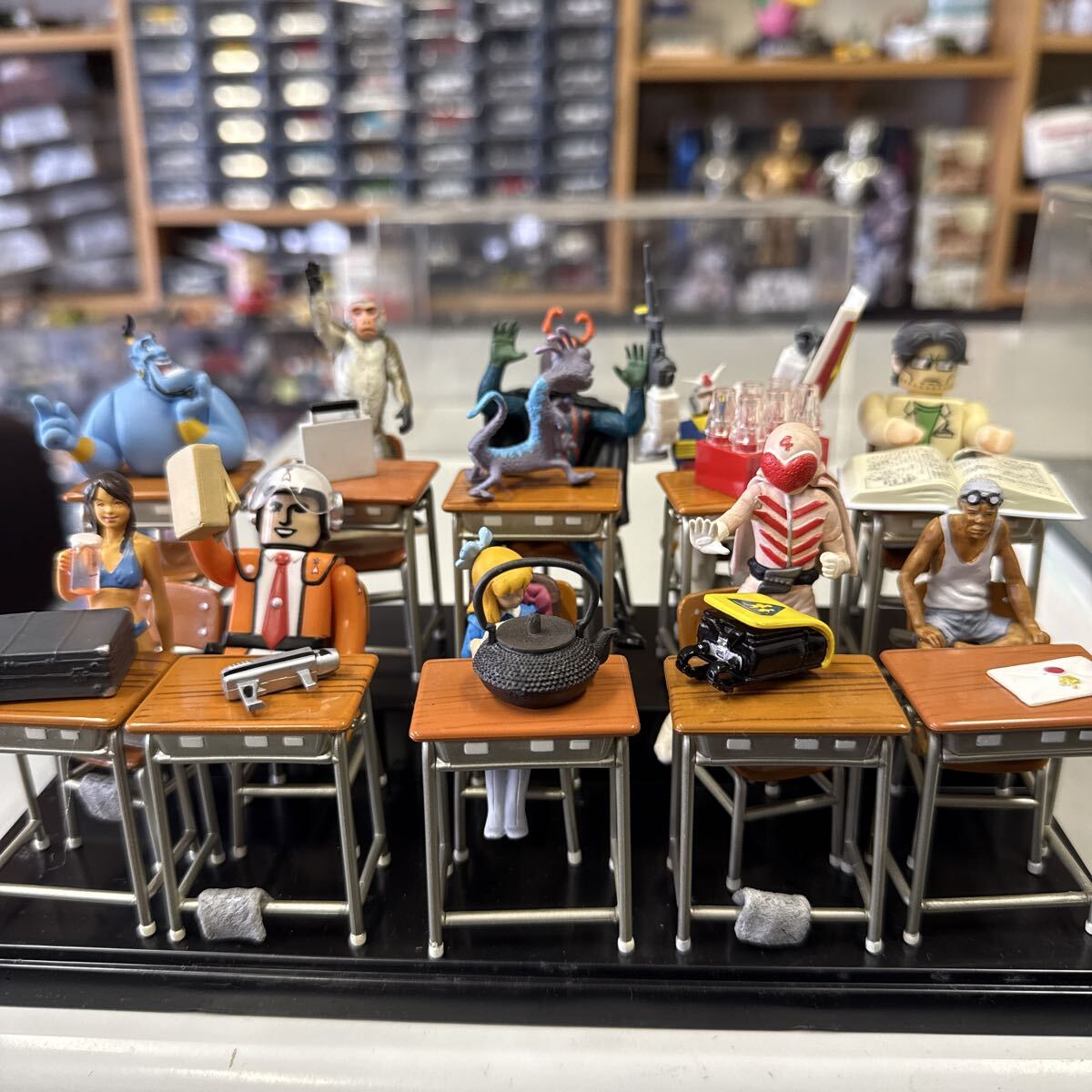 ジオラマフィギュア オリジナル教室ジオラマ 机椅子10セット 雑巾パン ジーニー クモ男 ガンダム クララ モモレンジャー 拍卖