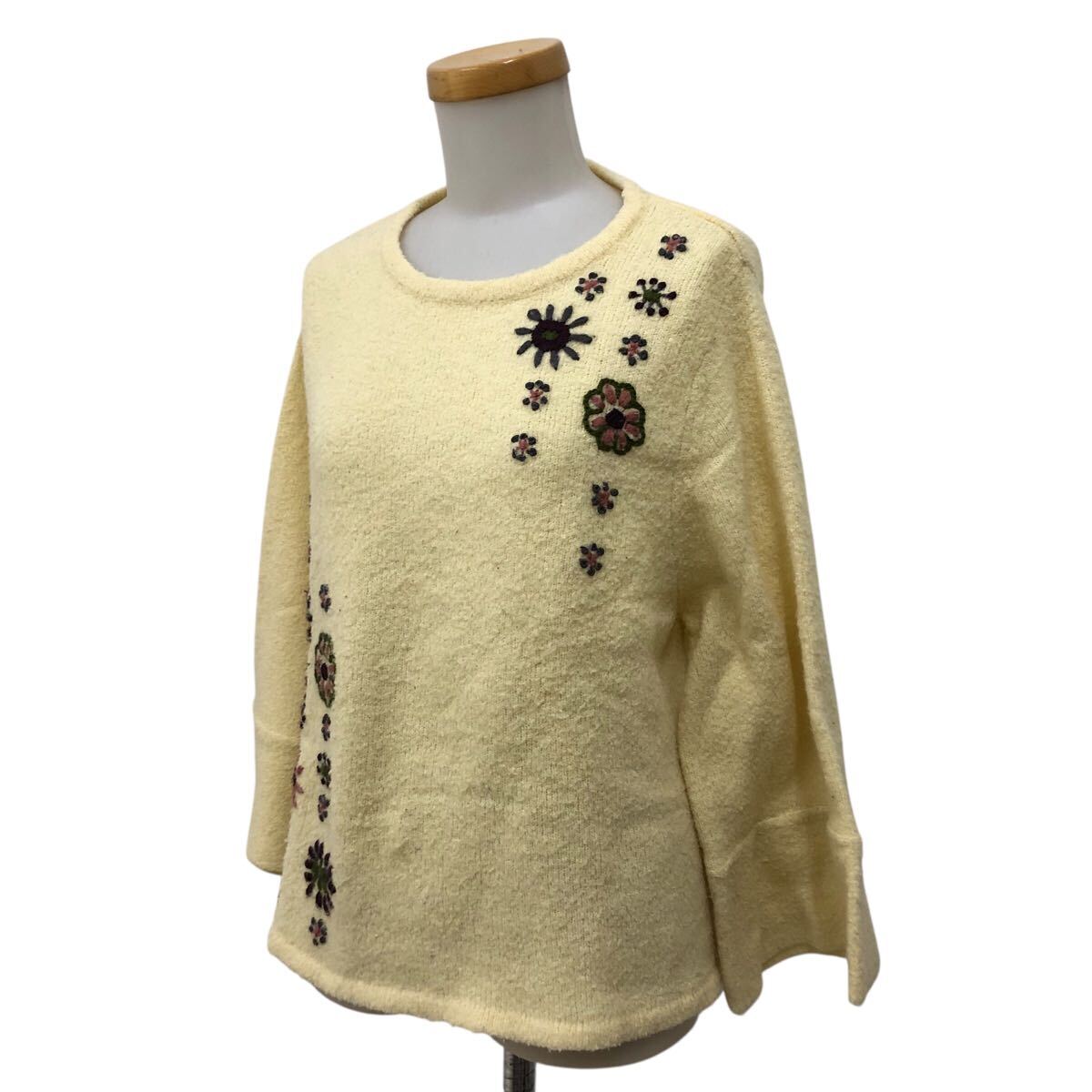10NK008-31 Jocomomola ホコモモラ ニット セーター トップス 長袖 花柄 刺繍 黄色 レディース 女性用 40拍卖