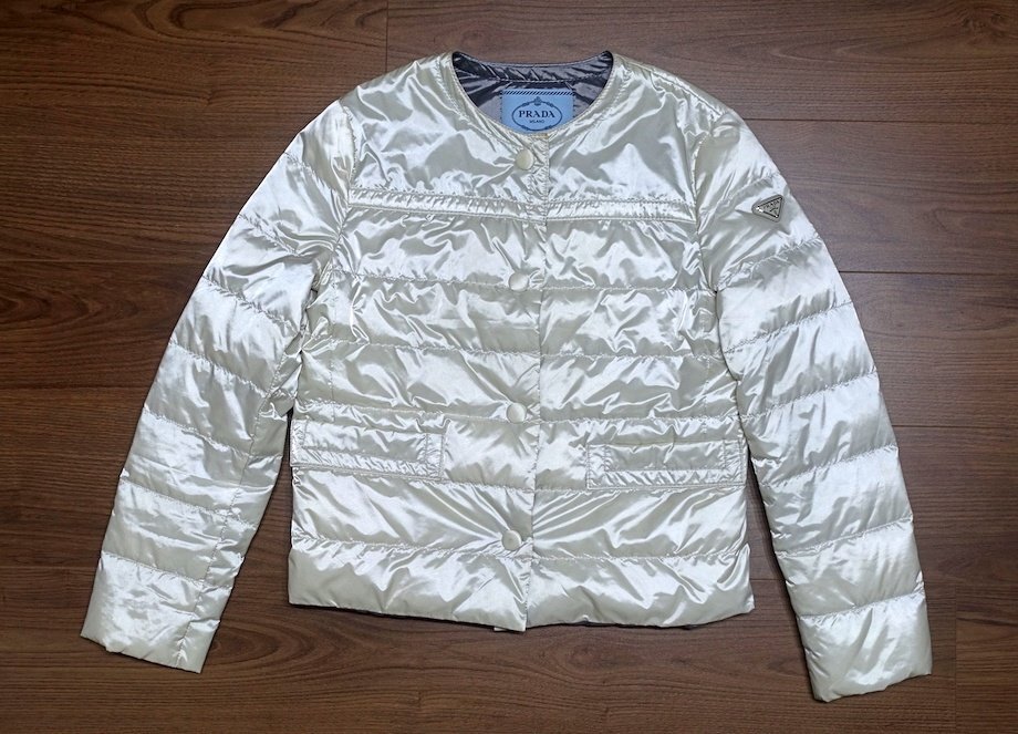 良品 PRADA プラダ レザーディテール トライアングルロゴ ノーカラー ダウンジャケット 29B831 レディース 38 三角ロゴ カラーレスブルゾン拍卖