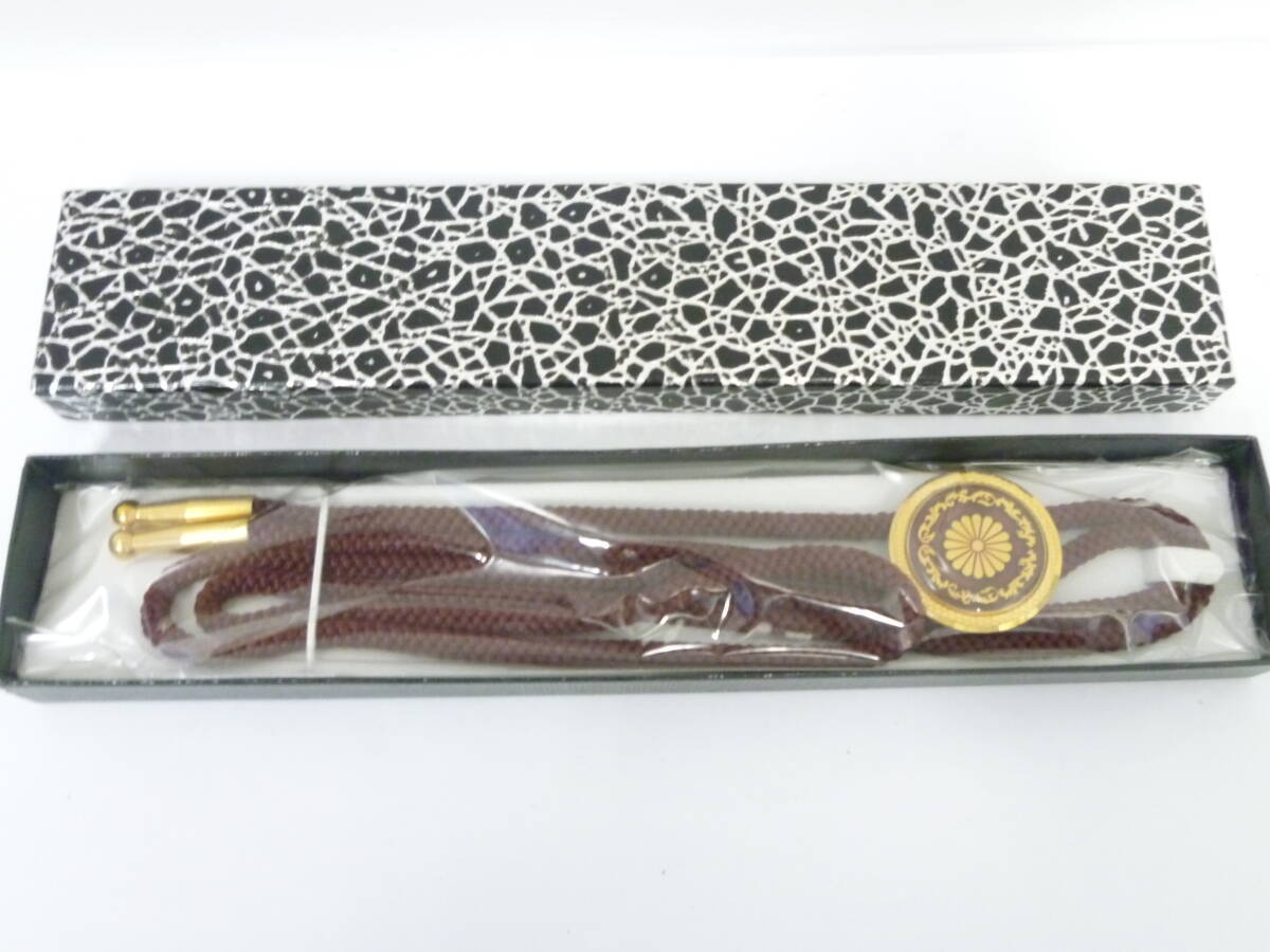 72265◆ポーラータイ 保管品 菊紋 ゴールドカラー×レッドカラー/金色×濃赤色系 ループタイ ボロタイ ポロタイ ストリングタイ◆拍卖