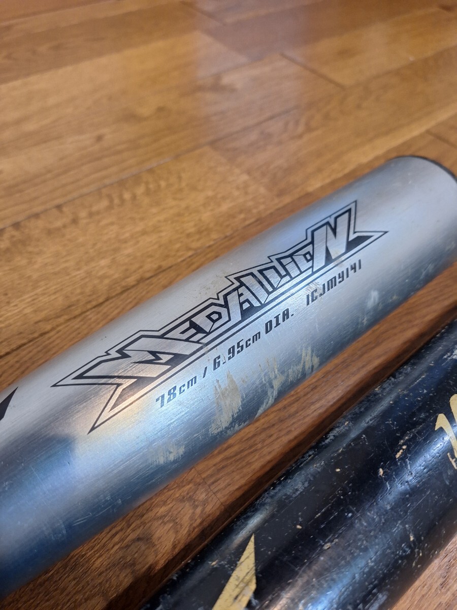 ミズノ 少年軟式 金属バット MEDALLION メダリオン 78cm 中古 + 素振り用 木製バットVictory Stage ジャンク扱いでmizuno拍卖