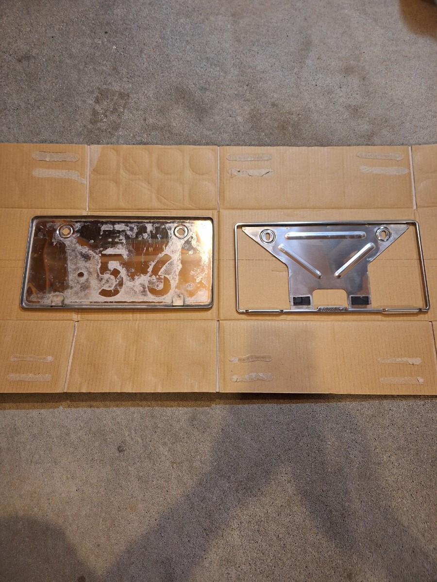 ナンバーガーニッシュ フロント、リア 2枚セット 中古 ライセンスメッキリム 汎用 ナンバープレート フレーム 1枚スズキ純正? 拍卖