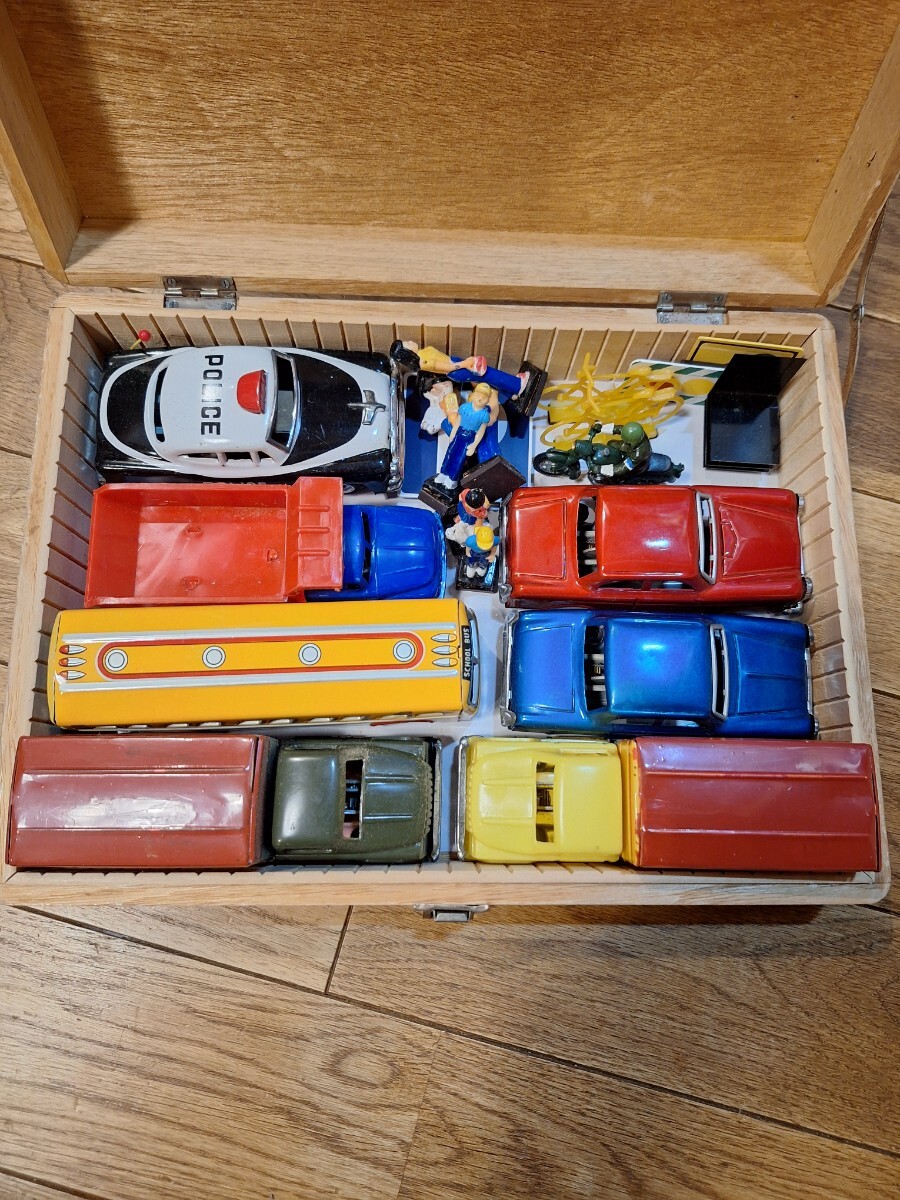 交通指導用模型セット 株式会社タマ商会 車7台 オートバイ1台 6人その他、模型 マグネットが付いています。アンティーク?古いです拍卖