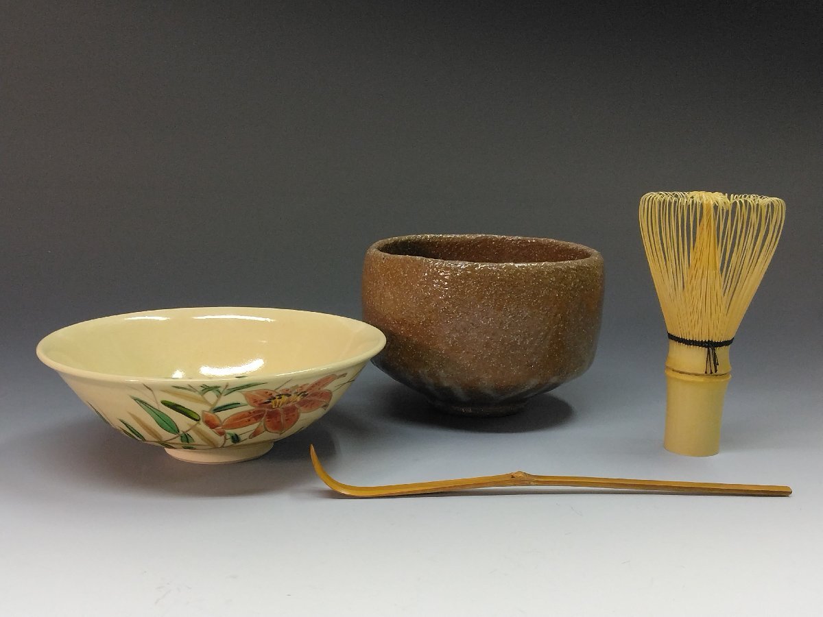 はじめてのお茶道具◆◇ 名工 森里良三(二代陶楽) ( 京都/高台寺窯, 1926‐?) 清水焼 色絵 百合図 平, 平安清楽 赤楽◇◆dbsy14086-f拍卖