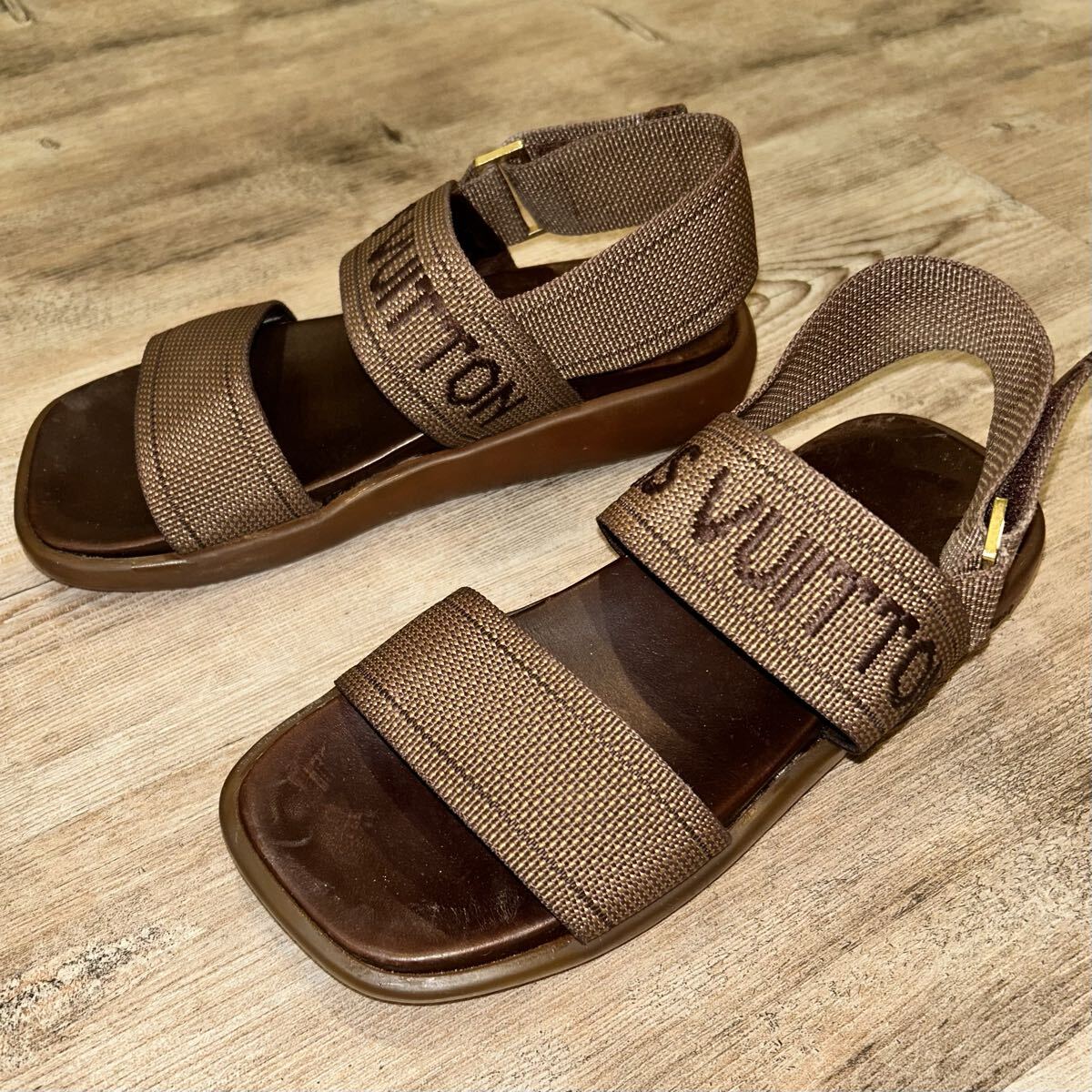 ルイヴィトン LOUIS VUITTON ビッグロゴ フラット サンダル 36インチ 23cm バックストラップ ビーチサンダル ブラウン 茶 ロゴ キャンバス拍卖
