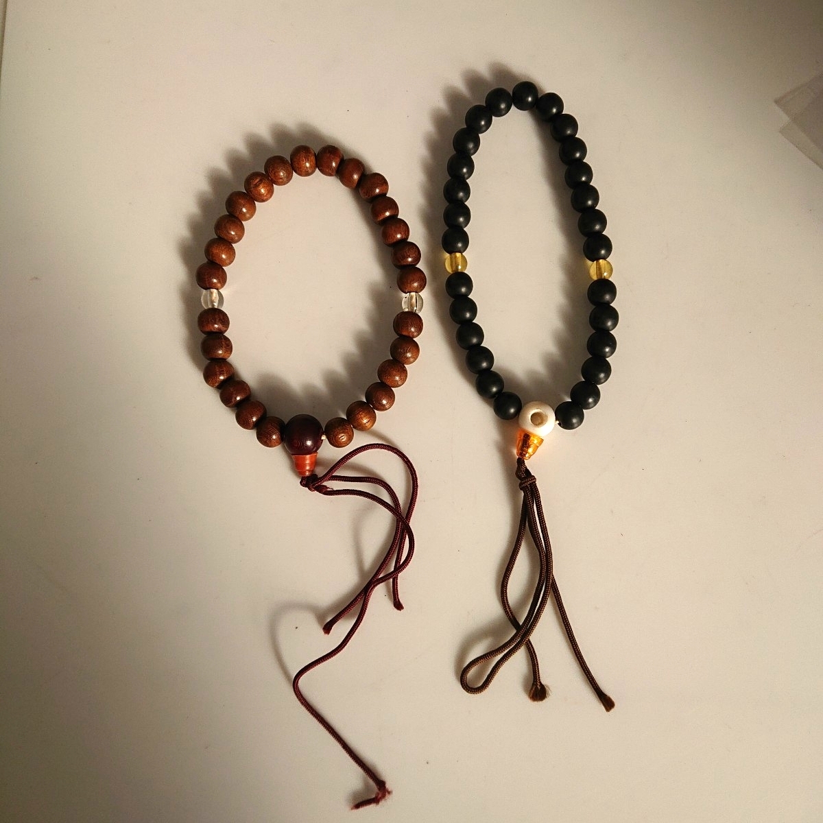 【数珠まとめ売り】念珠 天然石?入り黒系・茶系 2点セット箱無し 難有り 法事 葬儀 仏具 当時物現状品 ぷらみ 1029 114拍卖